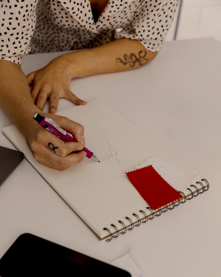 Diseñadora trabajando en su taller con muestras de color